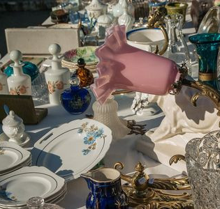 Porzellan, Kitsch und Kunst auf dem Flohmarkt