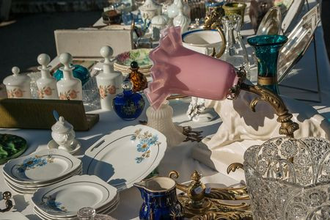Porzellan, Kitsch und Kunst auf dem Flohmarkt