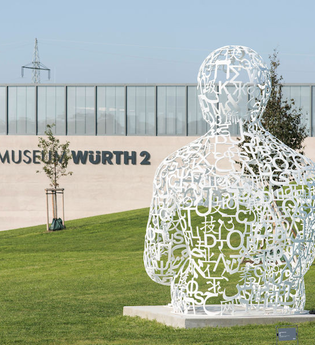 Eine weiße Oberkörper-Skulptur steht auf einer Wiese vor dem Museum | © Touristikgemeinschaft Hohenlohe e. V. | Firma Würth