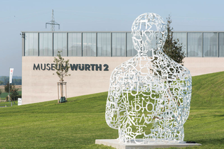 Eine weiße Oberkörper-Skulptur steht auf einer Wiese vor dem Museum | © Touristikgemeinschaft Hohenlohe e. V. | Firma Würth