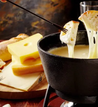 Käse Fondue mit einem Topf Käse und Baguette | © Touristikgemeinschaft Hohenlohe e. V. | Michael Wendler Hoftheater Öhringen
