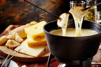 Käse Fondue mit einem Topf Käse und Baguette | © Touristikgemeinschaft Hohenlohe e. V. | Michael Wendler Hoftheater Öhringen