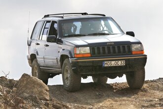 Zwei Personen sitzen in einem Jeep und fahren über steinigen Untergrund | © Touristikgemeinschaft Hohenlohe e.V. | trends Intelligente Incentives GmbH + Co. KG/Reiner Kraus