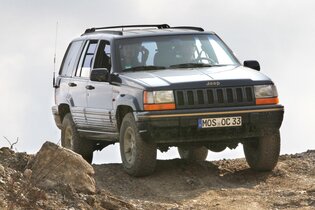 Zwei Personen sitzen in einem Jeep und fahren über steinigen Untergrund | © Touristikgemeinschaft Hohenlohe e.V. | trends Intelligente Incentives GmbH + Co. KG/Reiner Kraus