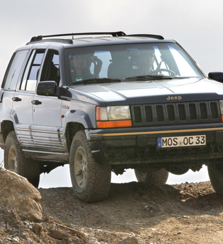 Zwei Personen sitzen in einem Jeep und fahren über steinigen Untergrund | © Touristikgemeinschaft Hohenlohe e.V. | trends Intelligente Incentives GmbH + Co. KG/Reiner Kraus