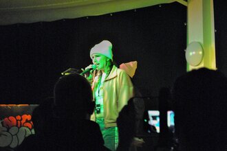 Künstlerin mit Mikrofon auf der Bühne