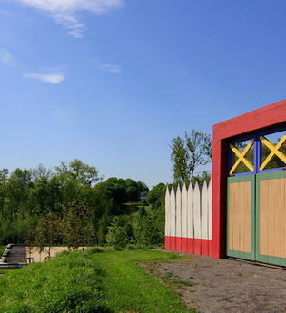 Das Limestor ist auf der einen Seite bunt angemalt | © Touristikgemeinschaft Hohenlohe e. V. | Stadt Öhringen