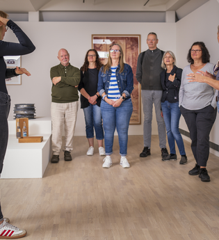Führung mit Gebärdensprache mit der Gebärdendolmetscherin Vanessa Stöhrl in der Ausstellung Kosmos Busse. Hal Busse 100.