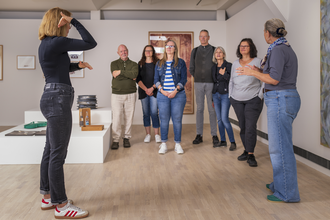 Führung mit Gebärdensprache mit der Gebärdendolmetscherin Vanessa Stöhrl in der Ausstellung Kosmos Busse. Hal Busse 100.