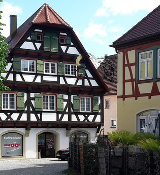 Fachwerkhäuser - weiß mit dunkelbraunem Fachwerk und grünen Fensterläden, gelb mit dunkelrotem Fachwerk und grüner Fensterumrandung | © Petra Natzkowski