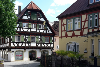 Fachwerkhäuser - weiß mit dunkelbraunem Fachwerk und grünen Fensterläden, gelb mit dunkelrotem Fachwerk und grüner Fensterumrandung | © Petra Natzkowski