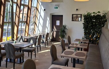 Das Restaurant hat einen luftigen und sonnigen Charakter | © Touristikgemeinschaft Hohenlohe e. V.  | Hoftheater Öhringen, Michael Wendler