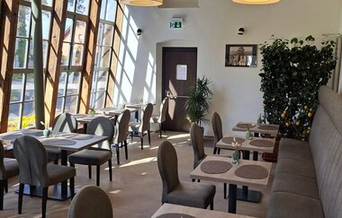 Das Restaurant hat einen luftigen und sonnigen Charakter | © Touristikgemeinschaft Hohenlohe e. V.  | Hoftheater Öhringen, Michael Wendler