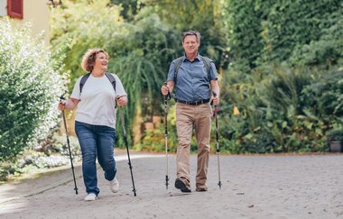 Wanderer im Sommer im Fünfmühlental an der Sommersmühle. | © Stadt Bad Rappenau I Chris Frumolt