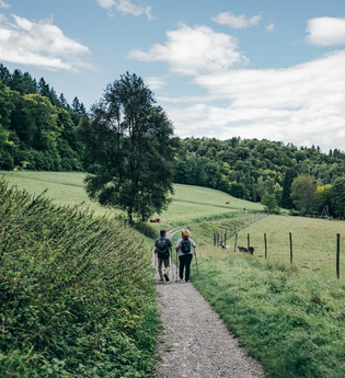 Wanderer im Fünfmühlental. | © Stadt Bad Rappenau I Chris Frumolt