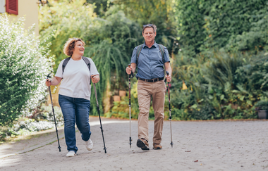 Wanderer im Sommer im Fünfmühlental an der Sommersmühle. | © Stadt Bad Rappenau I Chris Frumolt