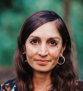 Gilda Sahebi weiß, warum uns alle mehr eint als trennt | © Hannes Leitlein