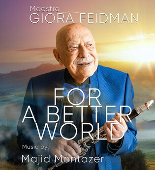 Ein älterer Mann in einem blauen Anzug hält eine Klarinette vor einer Landschaft bei Sonnenuntergang. Text: Maestro Giora Feidman - For a Better World. | © MACC Management GmbH