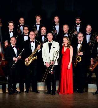 Das Glenn Miller Orchestra wird von Uli Plettendorff dirigiert.