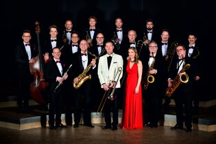 Das Glenn Miller Orchestra wird von Uli Plettendorff dirigiert.
