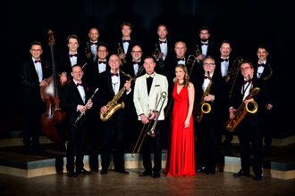 Das Glenn Miller Orchestra wird von Uli Plettendorff dirigiert.