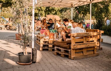 Weinstube Klee Plattensofa | © Golter -Weingut im Klee GbR