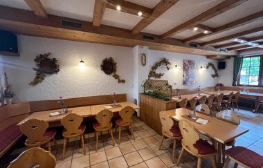 Gemütlicher Gastraum im Weingut Härle in Abstatt - Holztische und Stühle | © Weingut Härle