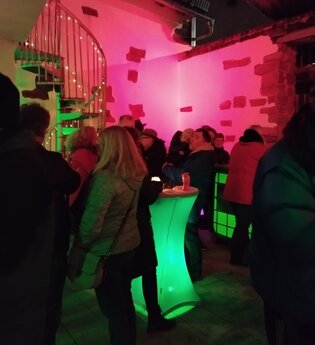 Glühweinfest im historischen Innenhof des Weinguts