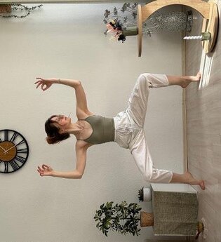 Mensch in Yogapose