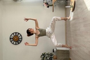 Mensch in Yogapose