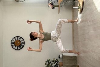 Mensch in Yogapose