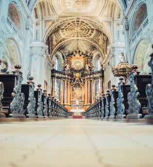 Ein Blick ins Innere der Wallfahrtsbasilika Walldürn, mit ihren beeindruckenden architektonischen Details und feierlichen Atmosphäre. | © Touristikgemeinschaft Odenwald e.V.