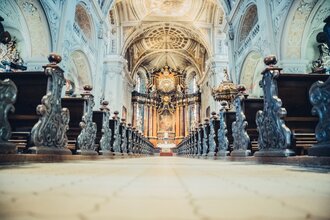 Ein Blick ins Innere der Wallfahrtsbasilika Walldürn, mit ihren beeindruckenden architektonischen Details und feierlichen Atmosphäre. | © Touristikgemeinschaft Odenwald e.V.
