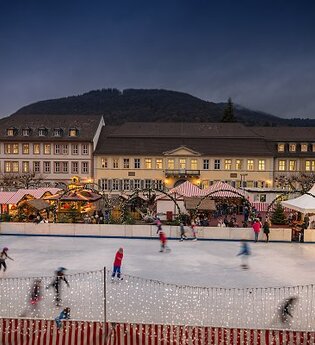 Besucher auf einer Eislaufbahn auf dem Weihnachtsmarkt | © Heidelberg Marketing GmbH/Tobias Schwerdt