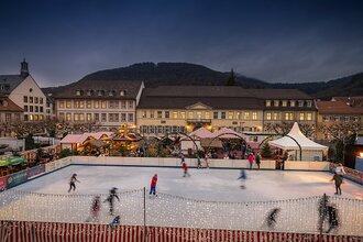 Besucher auf einer Eislaufbahn auf dem Weihnachtsmarkt | © Heidelberg Marketing GmbH/Tobias Schwerdt
