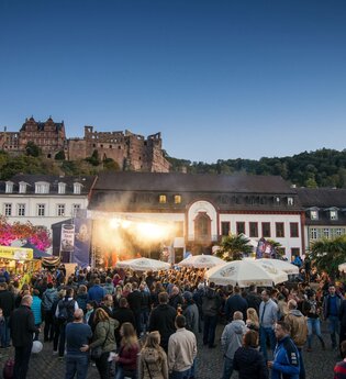 Bühne auf dem Karlsplatz mit dem Heidelberger Schloss im Hintergrund. | © Heidelberg Marketing GmbH / Tobias Schwerdt