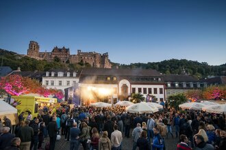 Bühne auf dem Karlsplatz mit dem Heidelberger Schloss im Hintergrund. | © Heidelberg Marketing GmbH / Tobias Schwerdt