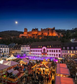 Weihnachtsmarkt auf dem Heidelberger Karlsplatz mit dem Schloss im Hintergrund. | © Heidelberg Marketing/Tobias Schwerdt
