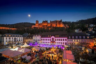 Weihnachtsmarkt auf dem Heidelberger Karlsplatz mit dem Schloss im Hintergrund. | © Heidelberg Marketing/Tobias Schwerdt
