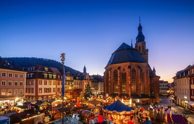Heidelberger Weihnachtsmarkt in abendlicher Stimmung auf dem Marktplatz. | © Heidelberg Marketing/Tobias Schwerdt