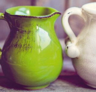 Töpferware, grüner und weißer Krug mit Henkel. | © Heilbronn Marketing GmbH