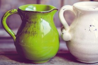 Töpferware, grüner und weißer Krug mit Henkel. | © Heilbronn Marketing GmbH