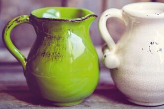Töpferware, grüner und weißer Krug mit Henkel. | © Heilbronn Marketing GmbH