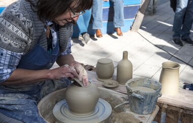 Eine Frau töpfert eine Vase | © Heilbronn Marketing GmbH