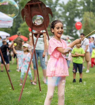 Mädchen bei einer Spielstation
