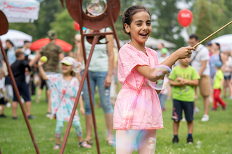 Mädchen bei einer Spielstation