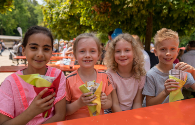 4 Kinder sitzen am Tisch und essen Pommes Frites | © Heilbronn Marketing GmbH