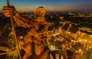 Luftaufnahme vom Weindorf von oben im Vordergrund das Kiliansmännle. Schöne Abendstimmung über Heilbronn. | © Heilbronn Marketing GmbH