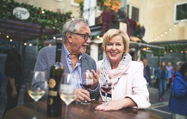 Ein Paar steht im Rathaus-Innenhof am Fass und trinkt ein Glas Wein. | © Heilbronn Marketing GmbH