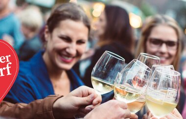 Eine Gruppe sympathischer, junger Menschen stößt mit Weingläsern an. | © Heilbronn Marketing GmbH